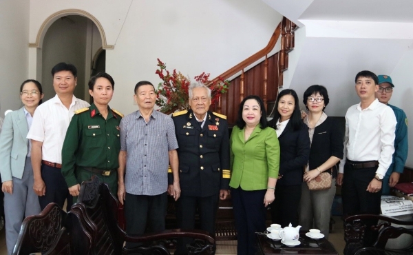 Hình ảnh cho bài viết Phó Bí thư thường trực Tỉnh ủy Cao Thị Hòa An thăm, tặng quà cho cán bộ, chiến sĩ tham gia vận chuyển vũ khí, đạn dược tại bến Vũng Rô